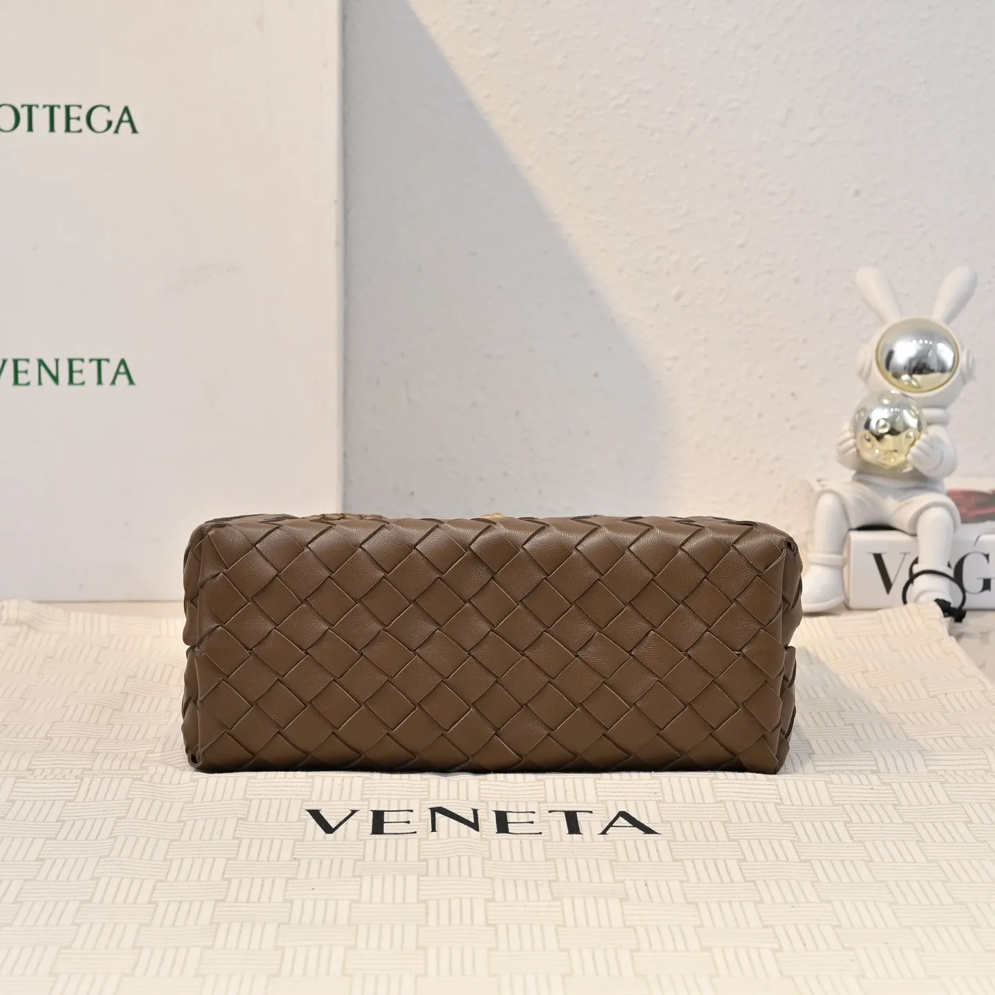Batch 1860 B's spring and summer new style continues the brand's woven pattern style with detailed metal knot switch buckles. This time, the shoulder straps are also made into tube weaving, showing different craftsmanship. The carrying method is changeable to create more different styles. Intrecciato woven leather small handbag, equipped with sliding crossbody strap. Internal compartments, including 1 zipper pocket and 2 open pockets. Magnetic buckle closure. Size: 25*20*10cm Model: 7463#